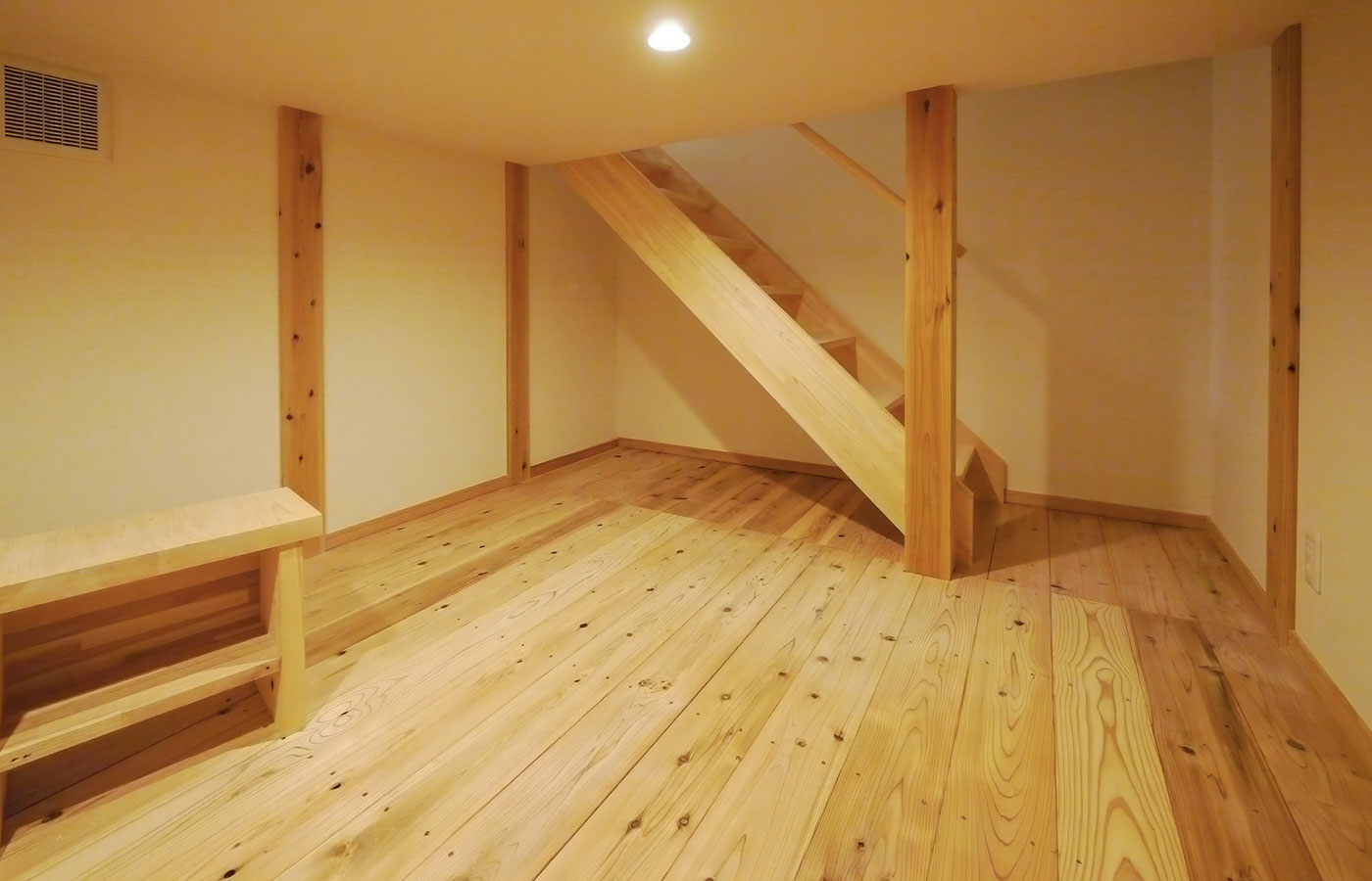 杉カラットボードと無垢フローリングのイメージ