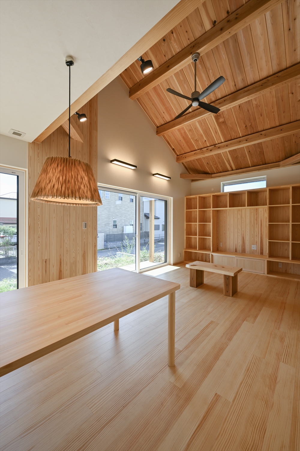 平屋＋αで叶える心地よさ｜無垢材と大空間が広がる1.5階の家 | 埼玉 注文住宅 工務店｜狭山市・所沢市・川越市で自然素材の家を建てるなら ...
